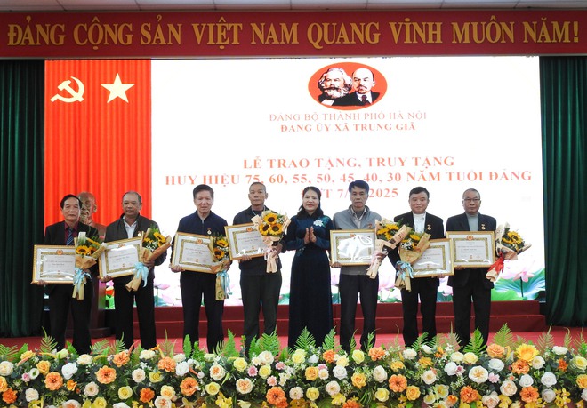 ĐẢNG ỦY XÃ TRUNG GIÃ TRAO TẶNG HUY HIỆU 75 NĂM TUỔI ĐẢNG CHO ĐỒNG CHÍ NGUYỄN ĐỨC PHÚC- Ảnh 10.