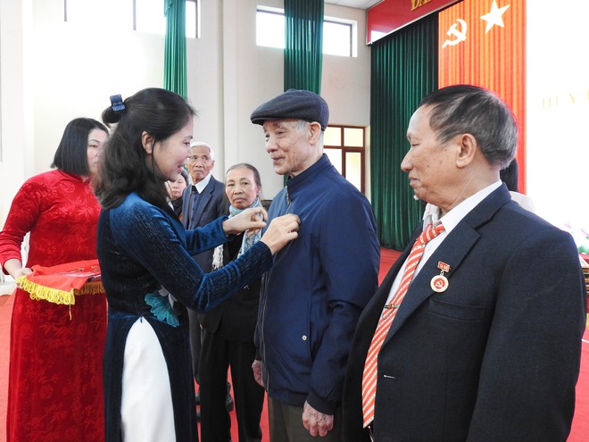 ĐẢNG ỦY XÃ TRUNG GIÃ TRAO TẶNG HUY HIỆU 75 NĂM TUỔI ĐẢNG CHO ĐỒNG CHÍ NGUYỄN ĐỨC PHÚC- Ảnh 12.