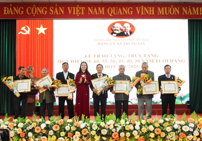 ĐẢNG ỦY XÃ TRUNG GIÃ TRAO TẶNG HUY HIỆU 75 NĂM TUỔI ĐẢNG CHO ĐỒNG CHÍ NGUYỄN ĐỨC PHÚC- Ảnh 5.