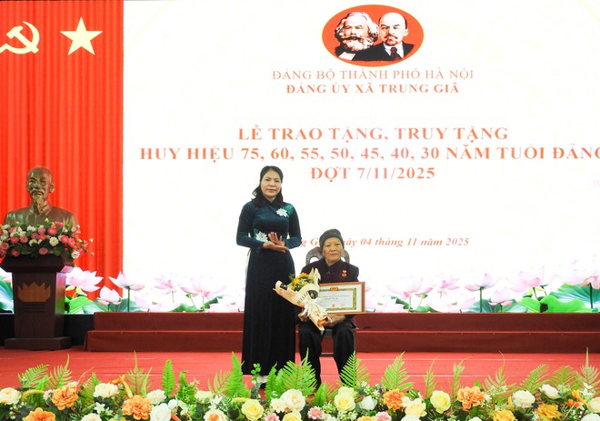 ĐẢNG ỦY XÃ TRUNG GIÃ TRAO TẶNG HUY HIỆU 75 NĂM TUỔI ĐẢNG CHO ĐỒNG CHÍ NGUYỄN ĐỨC PHÚC- Ảnh 11.