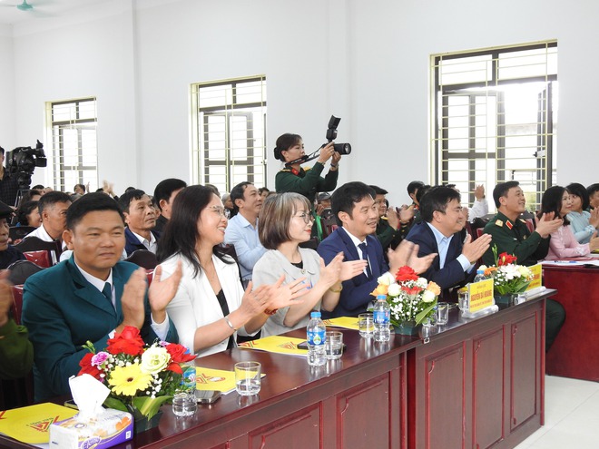 THIẾU TƯỚNG ĐÀO VĂN NHẬN - TƯ LỆNH BỘ TƯ LỆNH THỦ ĐÔ DỰ NGÀY HỘI ĐẠI ĐOÀN KẾT TẠI XÃ TRUNG GIÃ- Ảnh 7.