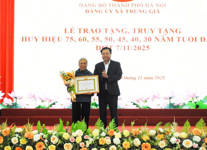 ĐẢNG ỦY XÃ TRUNG GIÃ TRAO TẶNG HUY HIỆU 75 NĂM TUỔI ĐẢNG CHO ĐỒNG CHÍ NGUYỄN ĐỨC PHÚC- Ảnh 7.