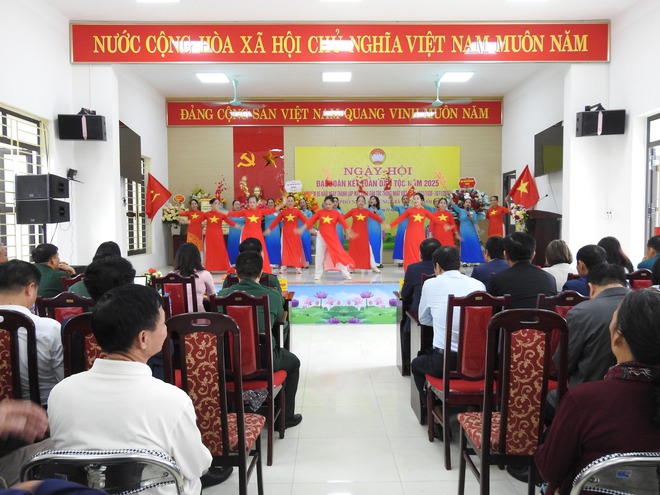 THIẾU TƯỚNG ĐÀO VĂN NHẬN - TƯ LỆNH BỘ TƯ LỆNH THỦ ĐÔ DỰ NGÀY HỘI ĐẠI ĐOÀN KẾT TẠI XÃ TRUNG GIÃ- Ảnh 8.