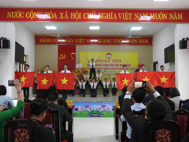 THIẾU TƯỚNG ĐÀO VĂN NHẬN - TƯ LỆNH BỘ TƯ LỆNH THỦ ĐÔ DỰ NGÀY HỘI ĐẠI ĐOÀN KẾT TẠI XÃ TRUNG GIÃ- Ảnh 11.