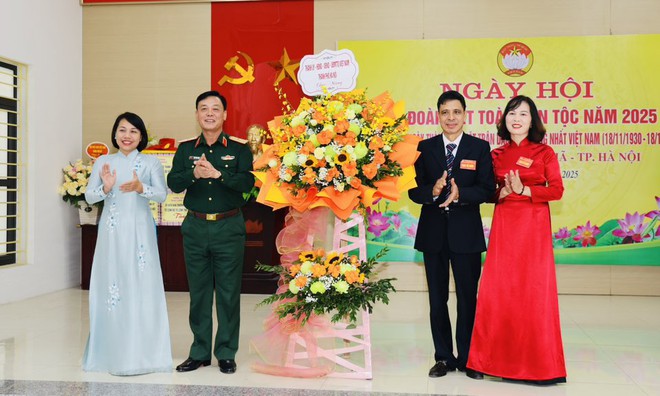 THIẾU TƯỚNG ĐÀO VĂN NHẬN - TƯ LỆNH BỘ TƯ LỆNH THỦ ĐÔ DỰ NGÀY HỘI ĐẠI ĐOÀN KẾT TẠI XÃ TRUNG GIÃ- Ảnh 13.