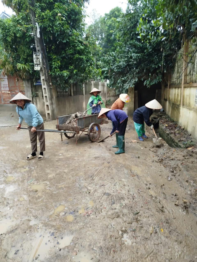 Thôn Hoà Bình (xã Trung Giã) tích cực thực hiện công tác vệ sinh môi trường, chung tay xây dựng xã Trung Giã "Sáng - Xanh - Sạch - đẹp"- Ảnh 2.