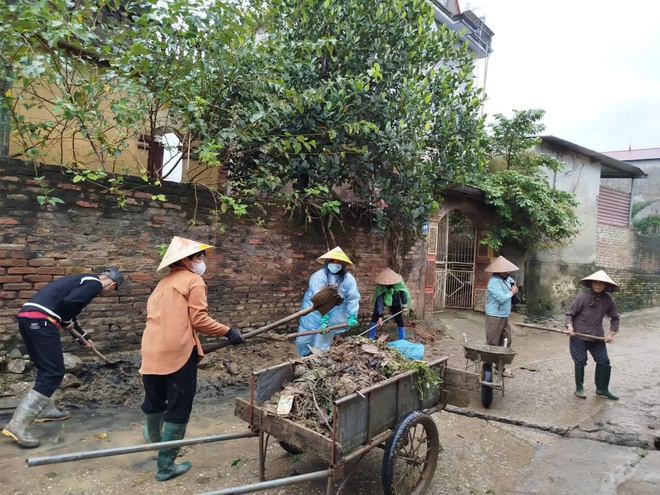 Thôn Hoà Bình (xã Trung Giã) tích cực thực hiện công tác vệ sinh môi trường, chung tay xây dựng xã Trung Giã "Sáng - Xanh - Sạch - đẹp"- Ảnh 1.