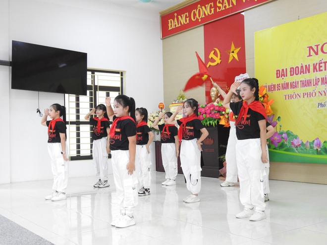 THIẾU TƯỚNG ĐÀO VĂN NHẬN - TƯ LỆNH BỘ TƯ LỆNH THỦ ĐÔ DỰ NGÀY HỘI ĐẠI ĐOÀN KẾT TẠI XÃ TRUNG GIÃ- Ảnh 12.