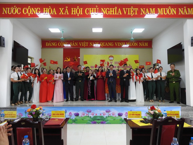 THIẾU TƯỚNG ĐÀO VĂN NHẬN - TƯ LỆNH BỘ TƯ LỆNH THỦ ĐÔ DỰ NGÀY HỘI ĐẠI ĐOÀN KẾT TẠI XÃ TRUNG GIÃ- Ảnh 4.