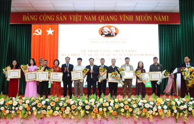 ĐẢNG ỦY XÃ TRUNG GIÃ TRAO TẶNG HUY HIỆU 75 NĂM TUỔI ĐẢNG CHO ĐỒNG CHÍ NGUYỄN ĐỨC PHÚC- Ảnh 6.