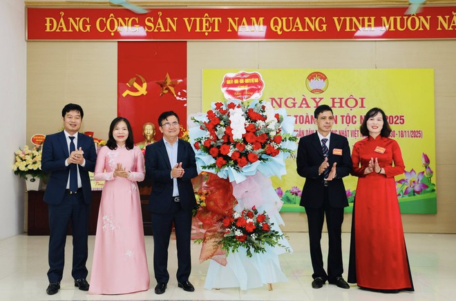 THIẾU TƯỚNG ĐÀO VĂN NHẬN - TƯ LỆNH BỘ TƯ LỆNH THỦ ĐÔ DỰ NGÀY HỘI ĐẠI ĐOÀN KẾT TẠI XÃ TRUNG GIÃ- Ảnh 10.