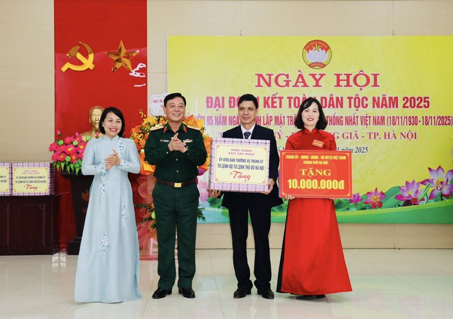 THIẾU TƯỚNG ĐÀO VĂN NHẬN - TƯ LỆNH BỘ TƯ LỆNH THỦ ĐÔ DỰ NGÀY HỘI ĐẠI ĐOÀN KẾT TẠI XÃ TRUNG GIÃ- Ảnh 5.