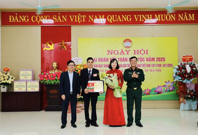 THIẾU TƯỚNG ĐÀO VĂN NHẬN - TƯ LỆNH BỘ TƯ LỆNH THỦ ĐÔ DỰ NGÀY HỘI ĐẠI ĐOÀN KẾT TẠI XÃ TRUNG GIÃ- Ảnh 6.