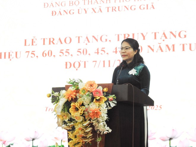 ĐẢNG ỦY XÃ TRUNG GIÃ TRAO TẶNG HUY HIỆU 75 NĂM TUỔI ĐẢNG CHO ĐỒNG CHÍ NGUYỄN ĐỨC PHÚC- Ảnh 8.