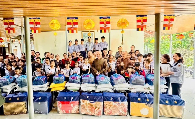 Thôn Duyên Trường, xã Hồng Vân ủng hộ đồng bào miền Trung lũ lụt - Ảnh 1.