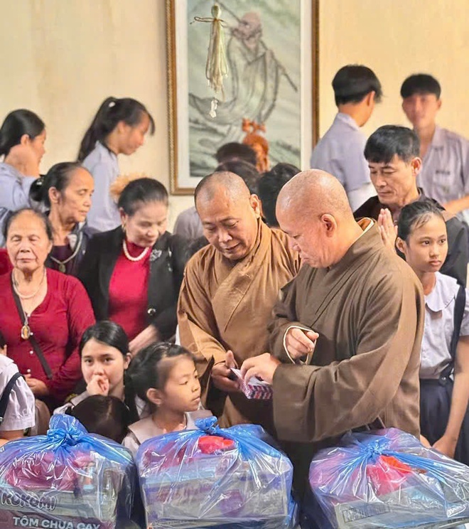 Thôn Duyên Trường, xã Hồng Vân ủng hộ đồng bào miền Trung lũ lụt - Ảnh 2.