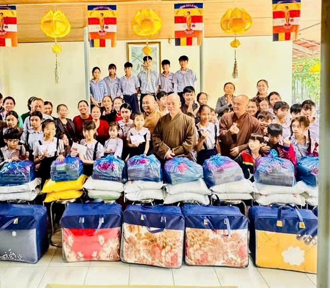 Thôn Duyên Trường, xã Hồng Vân ủng hộ đồng bào miền Trung lũ lụt - Ảnh 3.