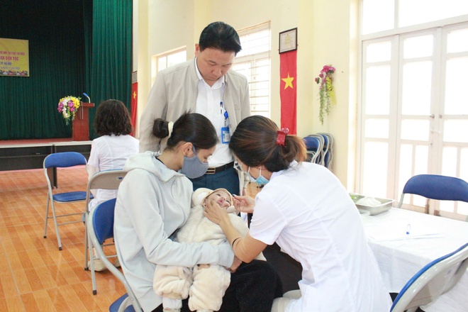 Trạm y tế xã Hòa Phú: Tổ chức chiến dịch uống Vitamin A cho trẻ trong độ tuổi.- Ảnh 3.