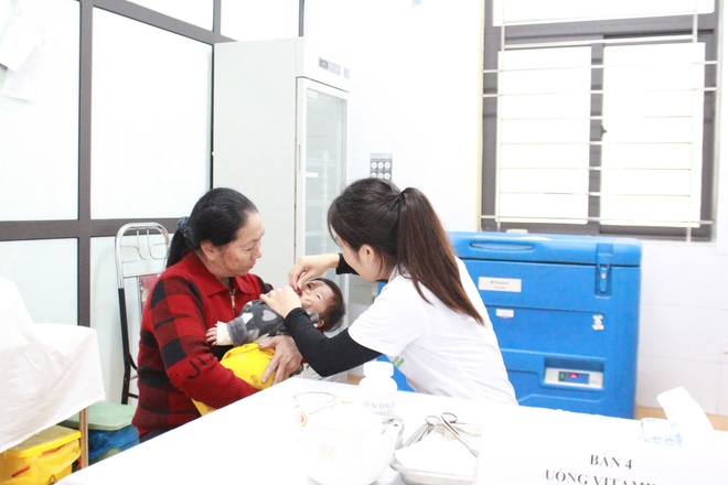 Trạm y tế xã Hòa Phú: Tổ chức chiến dịch uống Vitamin A cho trẻ trong độ tuổi.- Ảnh 5.