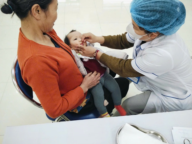 Trạm y tế xã Hòa Phú: Tổ chức chiến dịch uống Vitamin A cho trẻ trong độ tuổi.- Ảnh 6.