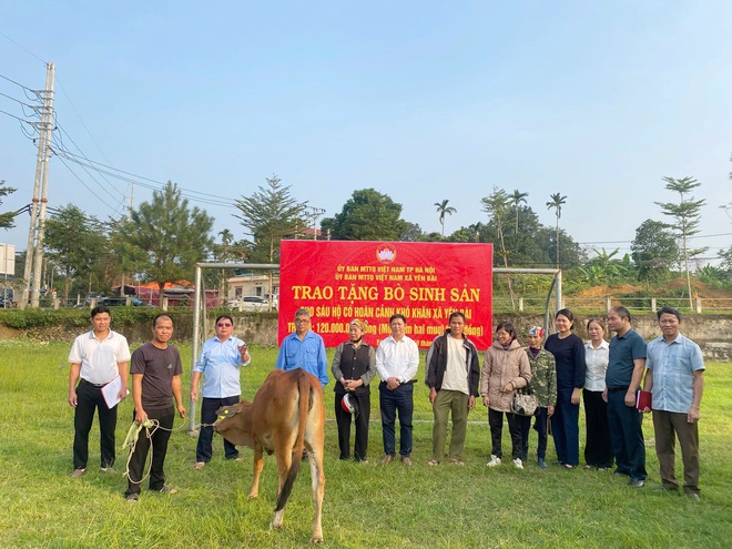 ỦY BAN MTTQ XÃ YÊN BÀI TRAO BÒ SINH SẢN CHO 6 HỘ CÓ HOÀN CẢNH KHÓ KHĂN- Ảnh 1.