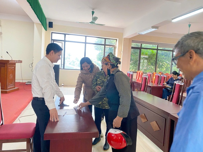 ỦY BAN MTTQ XÃ YÊN BÀI TRAO BÒ SINH SẢN CHO 6 HỘ CÓ HOÀN CẢNH KHÓ KHĂN- Ảnh 6.