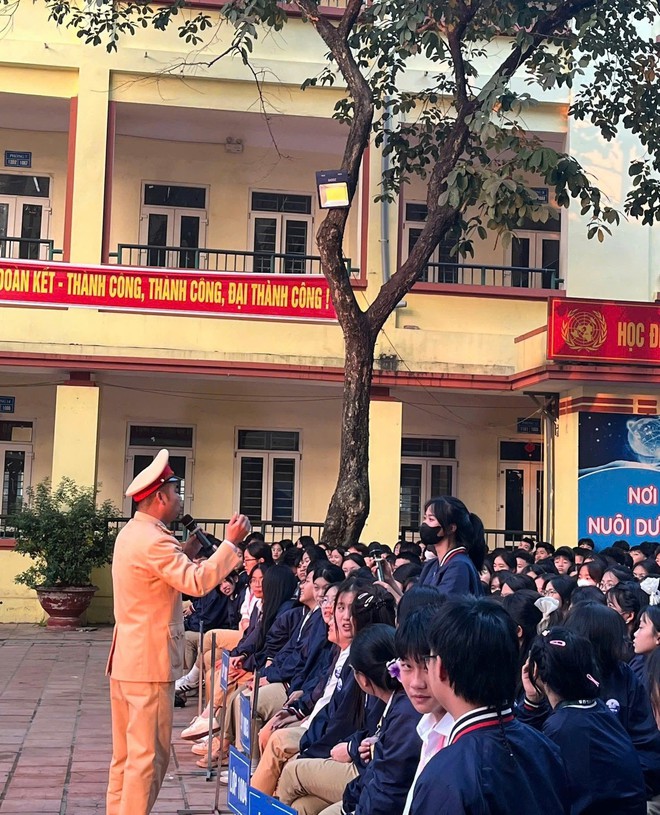 TUYÊN TRUYỀN AN TOÀN GIAO THÔNG CHO HỌC SINH TRƯỜNG THPT TRUNG GIÃ.- Ảnh 4.