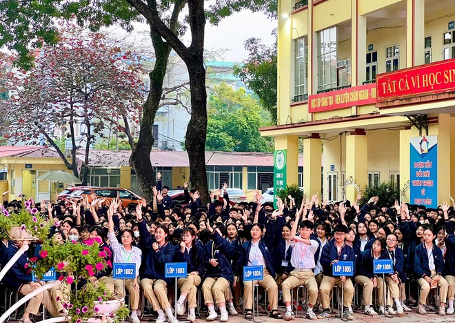 TUYÊN TRUYỀN AN TOÀN GIAO THÔNG CHO HỌC SINH TRƯỜNG THPT TRUNG GIÃ.- Ảnh 6.