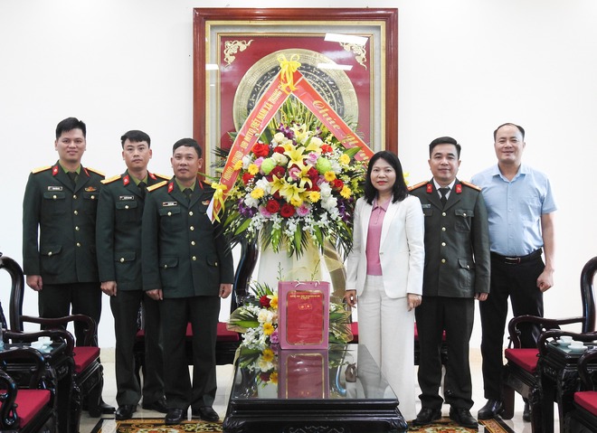 PHÓ BÍ THƯ THƯỜNG TRỰC ĐẢNG ỦY XÃ TRUNG GIÃ THĂM, CHÚC MỪNG CÁC ĐƠN VỊ QUÂN ĐỘI NHÂN DỊP KỶ NIỆM 81 NĂM NGÀY THÀNH LẬP QĐND VIỆT NAM- Ảnh 2.