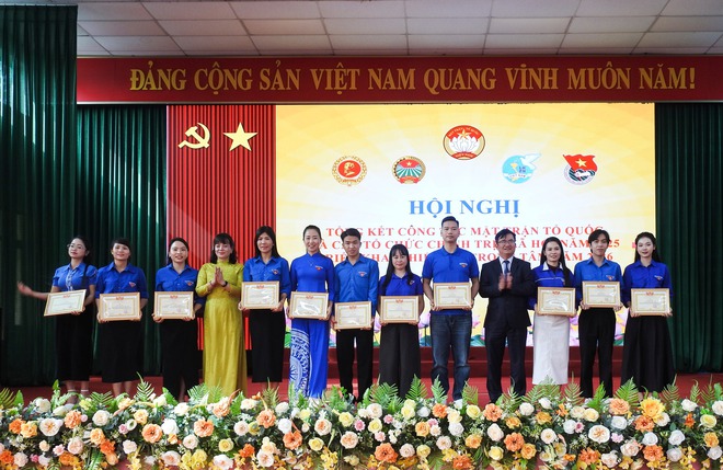 TRUNG GIÃ: 337 TẬP THỂ, CÁ NHÂN CÓ THÀNH TÍCH XUẤT SẮC TRONG CÔNG TÁC MTTQ VÀ CÁC TỔ CHỨC CHÍNH TRỊ – XÃ HỘI ĐƯỢC CÁC CẤP BIỂU DƯƠNG, KHEN THƯỞNG- Ảnh 6.