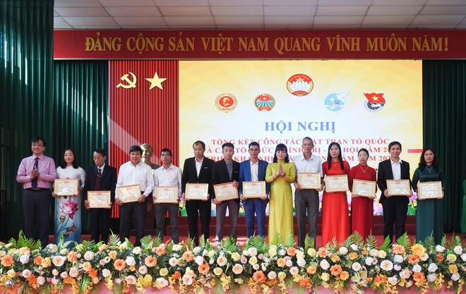 TRUNG GIÃ: 337 TẬP THỂ, CÁ NHÂN CÓ THÀNH TÍCH XUẤT SẮC TRONG CÔNG TÁC MTTQ VÀ CÁC TỔ CHỨC CHÍNH TRỊ – XÃ HỘI ĐƯỢC CÁC CẤP BIỂU DƯƠNG, KHEN THƯỞNG- Ảnh 5.