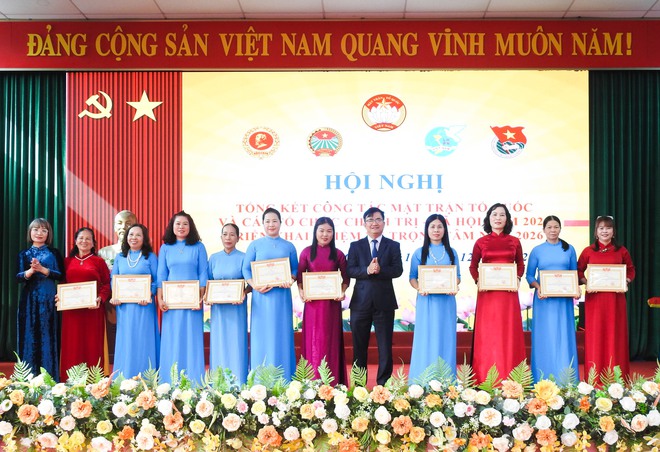 TRUNG GIÃ: 337 TẬP THỂ, CÁ NHÂN CÓ THÀNH TÍCH XUẤT SẮC TRONG CÔNG TÁC MTTQ VÀ CÁC TỔ CHỨC CHÍNH TRỊ – XÃ HỘI ĐƯỢC CÁC CẤP BIỂU DƯƠNG, KHEN THƯỞNG- Ảnh 7.