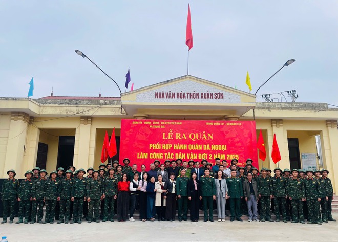 HƠN 200 CÁN BỘ, CHIẾN SĨ RA QUÂN HÀNH QUÂN DÃ NGOẠI LÀM CÔNG TÁC DÂN VẬN TẠI XÃ TRUNG GIÃ- Ảnh 4.