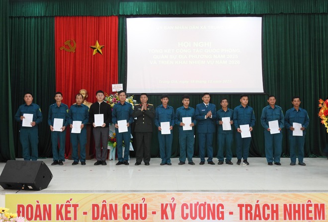 TRUNG GIÃ TỔNG KẾT CÔNG TÁC QUỐC PHÒNG, QUÂN SỰ ĐỊA PHƯƠNG NĂM 2025- Ảnh 8.