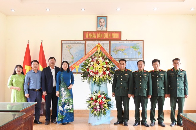 PHÓ BÍ THƯ THƯỜNG TRỰC ĐẢNG ỦY XÃ TRUNG GIÃ THĂM, CHÚC MỪNG CÁC ĐƠN VỊ QUÂN ĐỘI NHÂN DỊP KỶ NIỆM 81 NĂM NGÀY THÀNH LẬP QĐND VIỆT NAM- Ảnh 1.