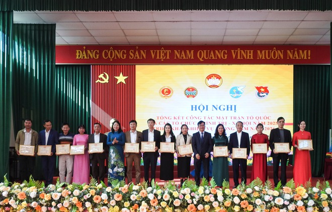 TRUNG GIÃ: 337 TẬP THỂ, CÁ NHÂN CÓ THÀNH TÍCH XUẤT SẮC TRONG CÔNG TÁC MTTQ VÀ CÁC TỔ CHỨC CHÍNH TRỊ – XÃ HỘI ĐƯỢC CÁC CẤP BIỂU DƯƠNG, KHEN THƯỞNG- Ảnh 8.