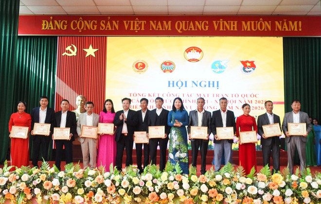 TRUNG GIÃ: 337 TẬP THỂ, CÁ NHÂN CÓ THÀNH TÍCH XUẤT SẮC TRONG CÔNG TÁC MTTQ VÀ CÁC TỔ CHỨC CHÍNH TRỊ – XÃ HỘI ĐƯỢC CÁC CẤP BIỂU DƯƠNG, KHEN THƯỞNG- Ảnh 3.