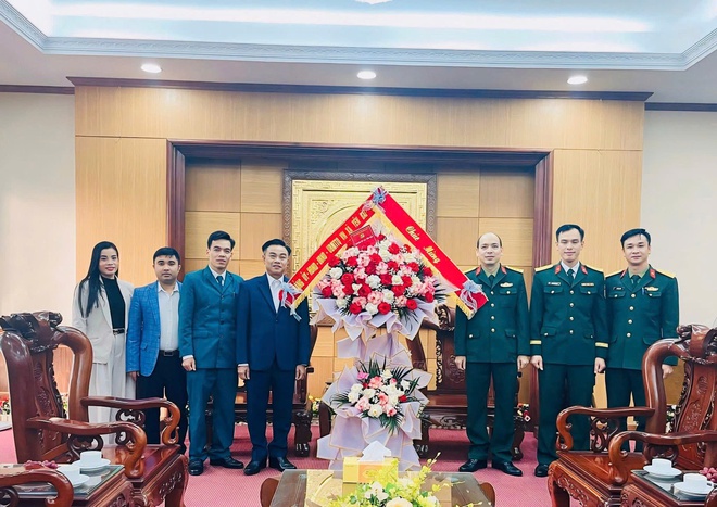 Lãnh đạo địa phương xã Yên Bài thăm, chúc mừng các đơn vị quân đội nhân dịp 22/12- Ảnh 1.