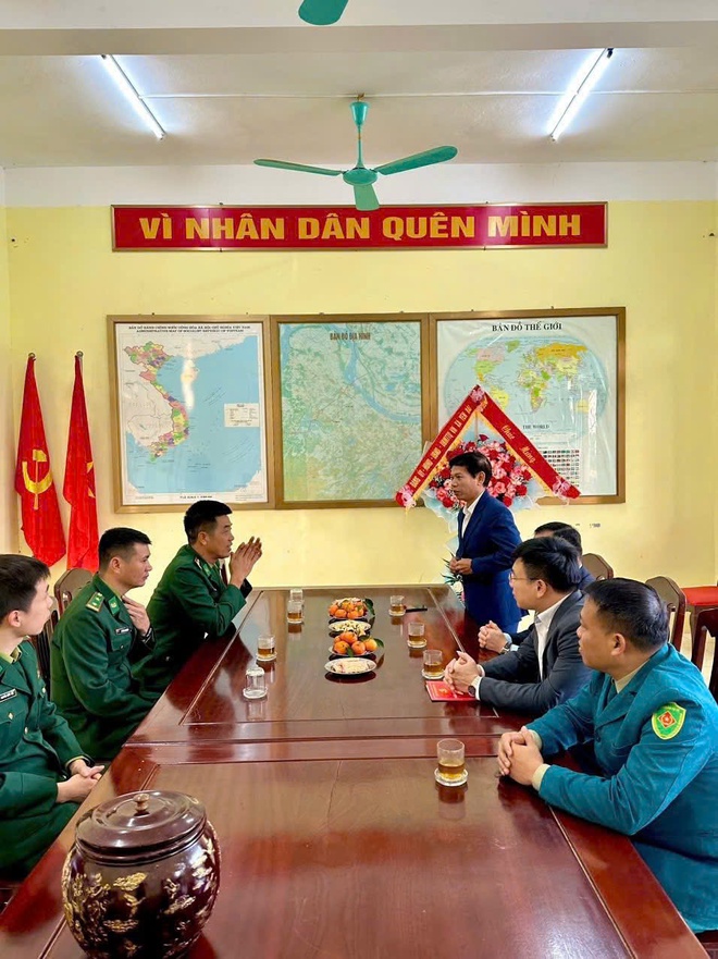 Lãnh đạo địa phương xã Yên Bài thăm, chúc mừng các đơn vị quân đội nhân dịp 22/12- Ảnh 4.