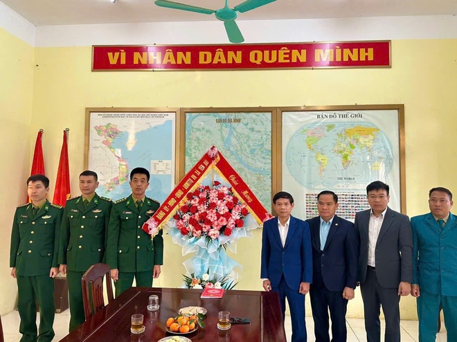 Lãnh đạo địa phương xã Yên Bài thăm, chúc mừng các đơn vị quân đội nhân dịp 22/12- Ảnh 3.