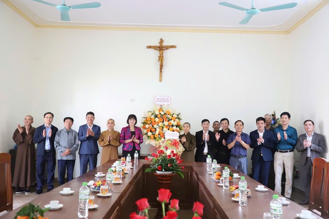 Xã Hồng Vân: Thăm tặng quà các cơ sở tôn giáo nhân dịp lễ Giáng sinh năm 2025- Ảnh 5.