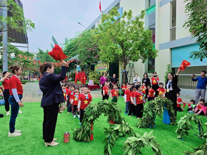 TRƯỜNG MẦM NON LĨNH NAM TỔ CHỨC ĐẠI HỘI THỂ DỤC THỂ THAO “BÉ KHỎE – BÉ NGOAN” CHÀO MỪNG NGÀY THÀNH LẬP QUÂN ĐỘI NHÂN DÂN VIỆT NAM
- Ảnh 5.