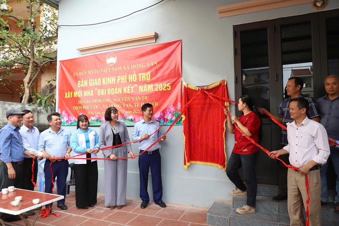 Xã Hồng Vân trao mái ấm yêu thương, lan toả tinh thần đại đoàn kết- Ảnh 1.