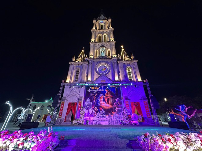 Giáng sinh 2025 ấm áp, an lành, hạnh phúc ngập tràn ở các Giáo Xứ, Giáo họ trên địa bàn xã Hòa Phú

- Ảnh 2.