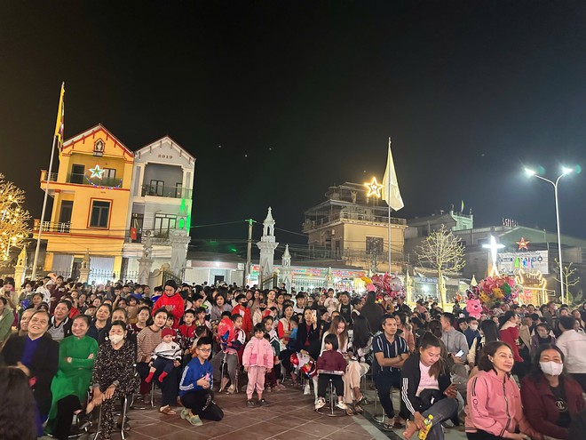 Giáng sinh 2025 ấm áp, an lành, hạnh phúc ngập tràn ở các Giáo Xứ, Giáo họ trên địa bàn xã Hòa Phú

- Ảnh 3.
