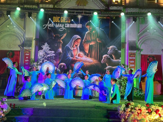 Giáng sinh 2025 ấm áp, an lành, hạnh phúc ngập tràn ở các Giáo Xứ, Giáo họ trên địa bàn xã Hòa Phú

- Ảnh 4.