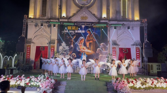 Giáng sinh 2025 ấm áp, an lành, hạnh phúc ngập tràn ở các Giáo Xứ, Giáo họ trên địa bàn xã Hòa Phú

- Ảnh 5.