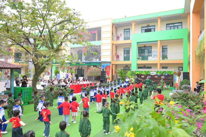 Sáng ngày 22/12/2025, Phòng Văn hóa – Xã hội xã Trung Giã tổ chức buổi kiến tập chuyên đề “Phát triển tình cảm và kỹ năng xã hội cho trẻ mầm non” tại trường MN Hồng Kỳ A.- Ảnh 14.