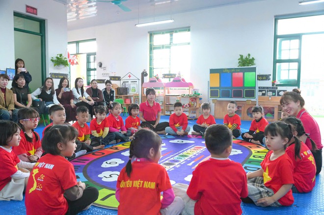 Sáng ngày 22/12/2025, Phòng Văn hóa – Xã hội xã Trung Giã tổ chức buổi kiến tập chuyên đề “Phát triển tình cảm và kỹ năng xã hội cho trẻ mầm non” tại trường MN Hồng Kỳ A.- Ảnh 11.