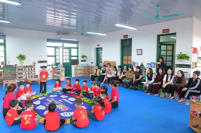 Sáng ngày 22/12/2025, Phòng Văn hóa – Xã hội xã Trung Giã tổ chức buổi kiến tập chuyên đề “Phát triển tình cảm và kỹ năng xã hội cho trẻ mầm non” tại trường MN Hồng Kỳ A.- Ảnh 6.